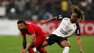 Soccer Football - Copa Sudamericana - Group Stage - Corinthians v America de Cali - Neo Quimica Arena, Sao Paulo, Brazil - May 6, 2025 America de Cali's Duvan Vergara in action with Corinthians' Andre Carrillo REUTERS/Jean Carniel
