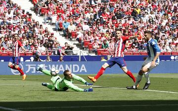 Uno de los primeros avisos del Atlético de Madrid fue un disparo cruzado tras una buena jugado de Gameiro. 