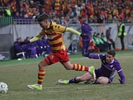 Bialystok (Poland), 19/02/2026.- Alejandro Pozo (L) of Jagiellonia Bialystok and Robin Gosens (R) of ACF Fiorentina in action during the UEFA Conference League play-offs 1st leg match between Jagiellonia Bialystok and ACF Fiorentina in Bialystok, Poland, 19 February 2026. (Polonia) EFE/EPA/ARTUR RESZKO POLAND OUT