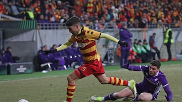 Bialystok (Poland), 19/02/2026.- Alejandro Pozo (L) of Jagiellonia Bialystok and Robin Gosens (R) of ACF Fiorentina in action during the UEFA Conference League play-offs 1st leg match between Jagiellonia Bialystok and ACF Fiorentina in Bialystok, Poland, 19 February 2026. (Polonia) EFE/EPA/ARTUR RESZKO POLAND OUT