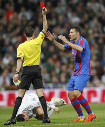 El árbitro Iglesias Villanueva expulsa a David Navarro por una entrada por detrás a Cristiano Ronaldo.