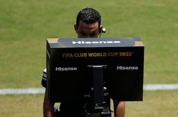 El rbitro mexicano, Csar Arturo Ramos, revisa en el monitor una de las varias jugadas polmicas del partido.
