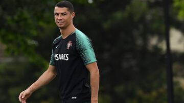 Cristiano Ronaldo golpea el balón durante un entrenamiento de la selección de Portugal.