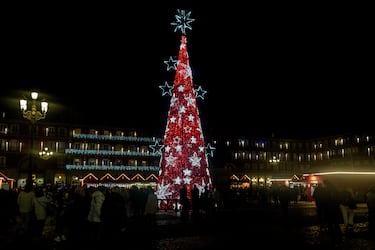 Madrid ilumina sus calles con más de 13 millones de luces LED en 240 puntos de la ciudad, destacando un árbol de 37 metros en Sol, un túnel luminoso en Gran Vía y un ángel gigante de 18 metros en Colón.