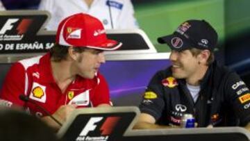 Alonso con Vettel en una rueda de prensa.