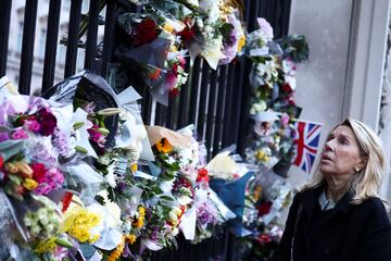 Miles de personas se han acercado al palacio de Buckingham para despedirse de la reina Isabel II.