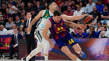 El alero del Barça Joael Parra (d) lucha con Kostas Sloukas, del Panathinaikos, durante el partido de la jornada 36 de la EuroLiga que Barça y Panathinaikos disputan este martes en el Palau Blaugrana.