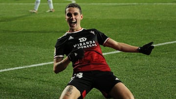 Sergio Camello celebra uno de sus goles con el Mirandés.