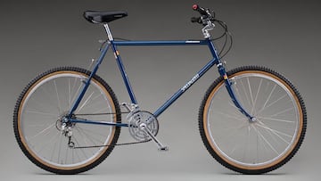 Perfil de la primera bici de MTB de la historia, la Specialized Stumbjumper, sobre fondo gris difuminado.