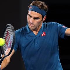 Federer inicia con autoridad la defensa del título en Australia