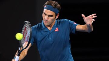 El tenista suizo Roger Federer devuelve la bola al uzbeko Denis Istomin durante su partido de primera ronda del Abierto de Australia de tenis en Melbourne.