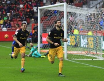 Yannick Carrasco celebra su gol con los compañeros.