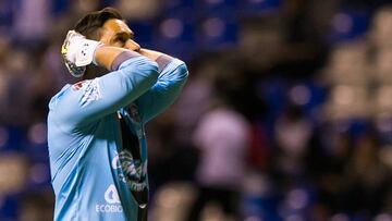 El equipo de La Franja se marchó en el autobús, sin percatarse que el portero mexicano se había retrasado por atender a la afición.