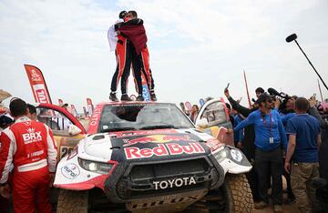 El piloto catarí Nasser Al-Attiyah y su copiloto, el francés Mathieu Baumel, celebran su triunfo en la categoría de coches. El piloto catarí Nasser Al-Attiyah ganó su quinto título de piloto del Rally Dakar y el segundo consecutivo, después de que la icónica prueba de resistencia terminara en Dammam, Arabia Saudí.