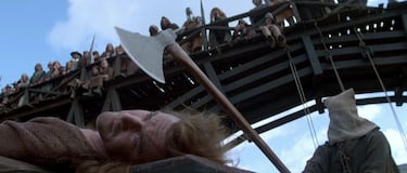 William Wallace (Mel Gibson) lidera a los escoceses contra la opresión inglesa, luchando por la libertad de su pueblo. Traicionado y capturado, es torturado públicamente pero se niega a suplicar clemencia. Sus últimas palabras —“¡Libertad!”— resuenan como un grito que trasciende su muerte, convirtiéndolo en leyenda.
