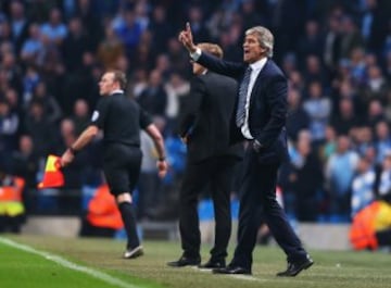 Manuel Pellegrini durante el duelo en que Manchester City derrotó ajustadamente por 2-1 a Swansea en la Premier League.