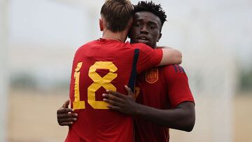 Arnu y Otorbi celebran un gol de la Sub-17. (SEFUTBOL)