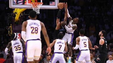 Dennis Schroder, base de Los Angeles Lakers, tapona Xavier Tillman, pívot de Memphis Grizzlies.