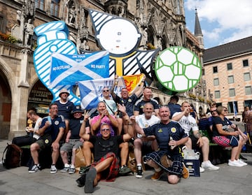 Aficionados de Escocia disfrutando del ambiente en las calles de Múnich.