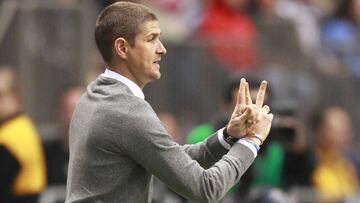 Vancouver Whitecaps y su DT, Carl Robinson, multados por MLS