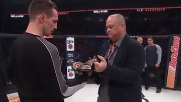 Scott Coker entrega a MacDonald su cinturón tras Bellator 220.