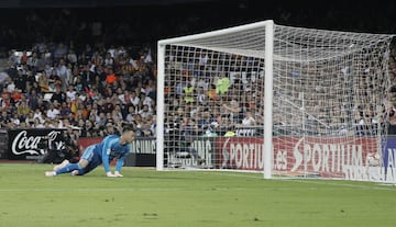 1-1. Neto en el gol del empate de Leo Messi.