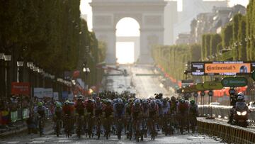 El pelotón rueda por las calles de París durante la última etapa del Tour de Francia 2019.