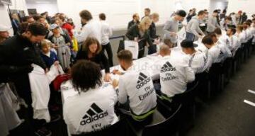 Los jugadores del Real Madrid firmando autografos.