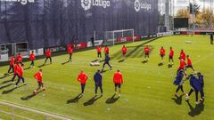 Foto del entrenamiento del Atl&eacute;tico ayer en el Cerro: pr&aacute;cticamente la mitad de los jugadores eran chavales. Cholo s&oacute;lo tiene 14 jugadores de campo, y dos sancionados.