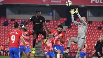 Aarón trata de blocar un balón aéreo en el área del Granada.