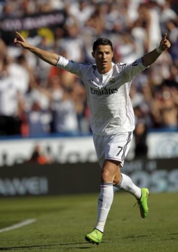 El delantero portugués del Real Madrid, Cristiano Ronaldo, celebra la consecución del primer gol de su equipo ante el Levante.