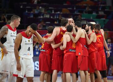 Los jugadores de España celebran el pase a la semifinal. 