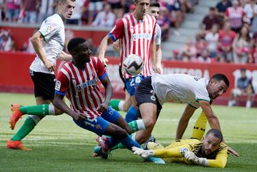 El portero fue fundamental en la primera victoria cántabra. Antes de los goles de Sekou Gassama y Matheus, Parera se encargó de frenar todos los remates y ataques del equipo sportinguista.