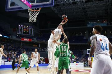 En mayo de 2018 juega su mejor partido en Europa con un triple-doble (17 puntos, 10 rebotes y 10 asistencias) ante el Betis.
