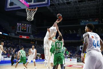 En mayo de 2018 juega su mejor partido en Europa con un triple-doble (17 puntos, 10 rebotes y 10 asistencias) ante el Betis. 