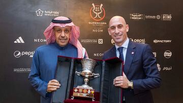 Un JEQUE y LUIS RUBIALES con el TROFEO de la Supercopa