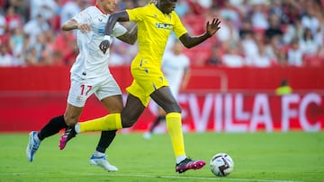 SEVILLA, 06/08/2022,- Erik Lamela (i), delantero argentino del Sevilla FC, disputa el balón ante Momo Mbaye (d), defensa senegalés del Cádiz CF, durante el partido del XI Trofeo Antonio Puerta de fútbol que ambos equipos juegan hoy sábado en el Estadio Ramón Sánchez-Pizjuán. EFE/Juan José Ubeda
