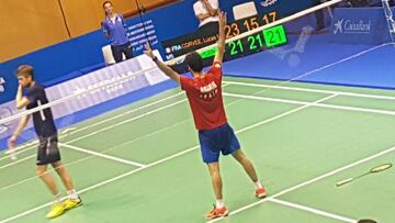 Pablo Abi&aacute;n celebra su victoria ante Maurice Corvee en la final de b&aacute;dminton masculina de los Juegos Mediterr&aacute;neos de Tarragona.