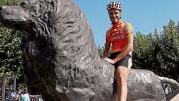 <b>RUGE. </b>Samuel Sánchez, a lomos de una inusual montura.