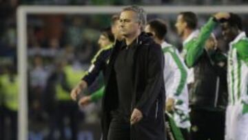 SERIO. Mourinho abandon&oacute; pensativo el c&eacute;sped del Villamar&iacute;n tras felicitar a los jugadores del Betis.