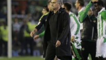 SERIO. Mourinho abandonó pensativo el césped del Villamarín tras felicitar a los jugadores del Betis.