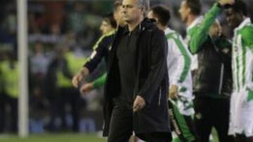 SERIO. Mourinho abandon&oacute; pensativo el c&eacute;sped del Villamar&iacute;n tras felicitar a los jugadores del Betis.