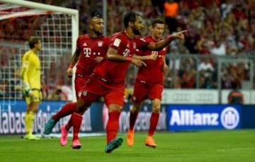 Mehdi Benatia celebra junto a Arturo Vidal y Robert Lewandowski el primer gol del Bayern Munich.