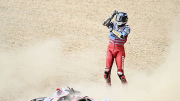 Corte de manga de Álex Márquez tras su caída en la curva 1 de Mugello.