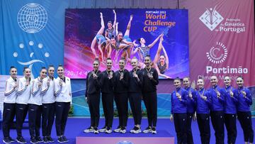 Imagen del equipo español en el podio de la clasificación general de la Copa del Mundo de gimnasia rítmica de Portimao.
