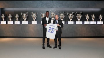 Camavinga en su presentación como nuevo jugador del Real Madrid junto a Florentino Pérez, presidente del club blanco. 