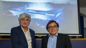 El arquitecto César Azcárate y Raúl Sanllehi, con la imagen de la Nueva Romareda.