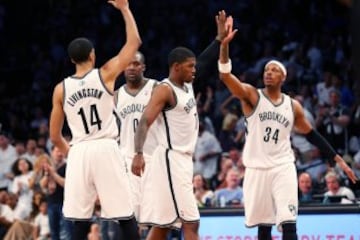 Paul Pierce (celebra una canasta con sus compañeros.