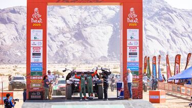 Nasser Al Attiyah, en el podio de salida del Dakar 2025 este viernes 3/01/2025 en Bisha, Arabia Saudí.