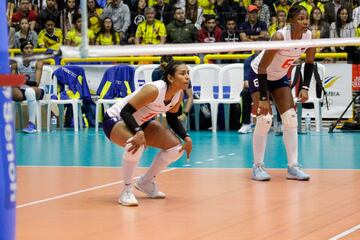 La Selección Colombia de voleibol detonó alegría en el Coliseo El Salitre al ganarle a Perú 3-0. El país sueña con un cupo a Tokio que se define contra Argentina.